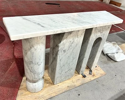 Консольный столик из белого мрамора